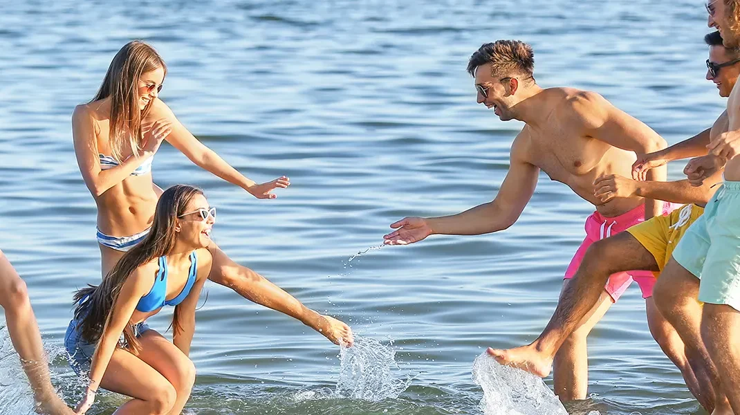 amigos divirtiéndose en playa Málaga