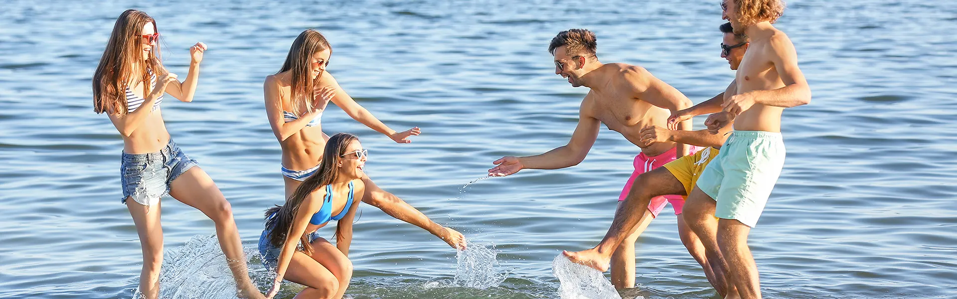 amigos divirtiéndose en playa Málaga